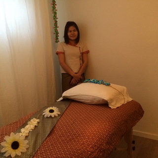 Jammaree, er massageuddannet og har omfattende erfaring som massageterapeut